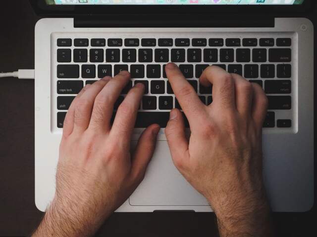 Imagem mostra pessoa digitando no teclado do notebook
